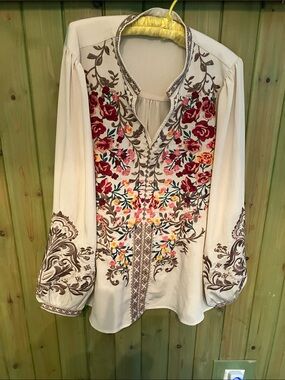 Angel Heart Boutique Women’s 1X Floral embroidered long sleeve boho tunic top